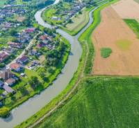 Folyó, amely a Feketevíz mezőgazdasági és erdészeti területei mellett folyik, a falu mellett.