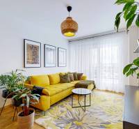 Színes nappali növényekkel, sárga kanapéval és dekoratív képekkel, 3 szobás lakás.