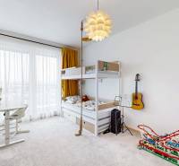 Gyerekszoba emeletes ággyal, íróasztallal és gitárral egy háromszobás lakásban.