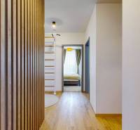 3 szobás lakás folyosója fa dekor padlóval és falra szerelhető létrával.