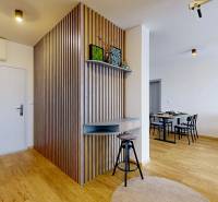 Előszoba fa dekorációs fallal és székkel egy háromszobás lakásban.