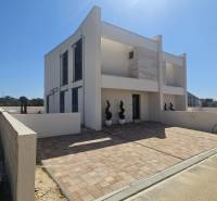 Családi ház a Mulo utcában, Vrsi városában, tágas terasszal és kerttel.