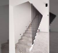 Márvány dekorral és fémkorláttal ellátott lépcső egy családi házban.