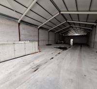 A raktárak és csarnokok belsejében betonfalak és tetőszerkezet található.