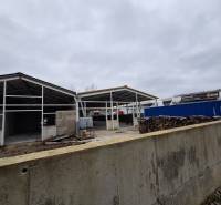 Raktárak és csarnokok a Strojnícka utcában, Eperjesen acélszerkezetekkel és fával.