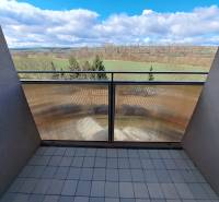 Erkély a háromszobás lakásban a Vráble-i Žitaván, kilátással a természetre.