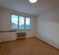 Egy négy szobás lakás szobája fa dekoros padlóval és nagy ablakkal.