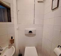 Fürdőszoba standard fehér csempével és mosdóval egy 4 szobás lakásban.