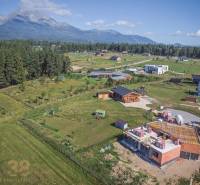 Telkek - lakóövezet Mlynicában hegyekre néző kilátással és természetben épülő házakkal.