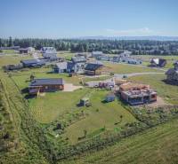 Kilátás a fejlődő területre és házakra Mlynicánál a lakóterületek számára.