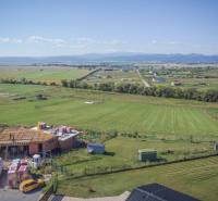 Telkek - lakóhely Mlynicában kilátással az épülő épületre és a természet látványára.