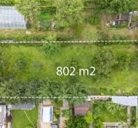 Légi felvétel egy 802 m²-es telekről Bernolákovóban, az Okružná utcán.