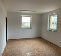 Üres szoba két ablakkal és fa dekorációjú padlóval a raktárakban és csarnokokban.