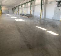 Tágas belső tér raktárhelyiségekkel és acélhordókkal, raktárak és csarnokok.