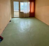 Lehetőség a 3 szobás lakás belső testreszabására nagy ablakokkal és erkéllyel.