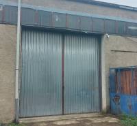 Kassán, a Dél városrészben található raktár kapuja, fém felülettel.