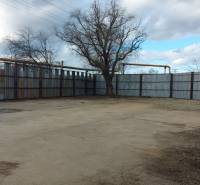 Kereskedelmi telkek Kassán - Dél városrészben kerítéssel és fákkal.