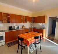 Konyha családi házban fa dekorációval és étkezőasztallal.