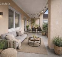 Családi ház terasza Izsán kényelmes ülőgarnitúrával, növényekkel és világítással a pihenéshez.