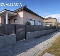 Családi ház Iž-ben modern kerítéssel és rendezett járdával.