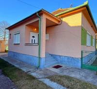 Családi ház Iža városában garázzsal és rendezett udvarral, ideális családok számára.