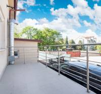 Erkély Dunaszerdahelyen, kilátással az épületek környékére és a parkra.