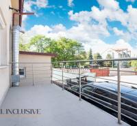 Egy épület erkélye Dunaszerdahelyen fémkorláttal és kilátással a környékre.