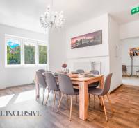 Ebédlő csillárral és fa dekorációjú padlóval az épületben.