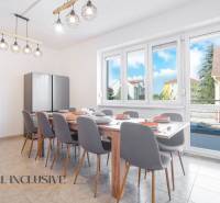 Ebédlő egy épületben nagy asztallal és kilátással Dunaszerdahelyre.