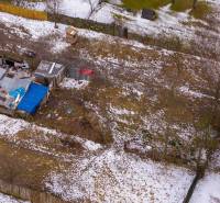 Kertek Nálepkovóban jeges hóval, régebbi menedékekkel és kerítésekkel télen.