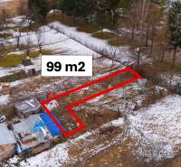 Kertek Nálepkovóban, bekerített telek 99 m², havas terep, fák, épületek.