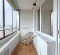 A kétszobás lakás üvegezett erkélye kilátást nyújt Petržalkára, a Holíčska utcára és a környékre.