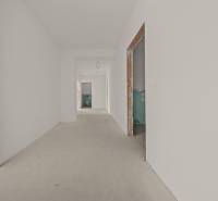 Folyamatban lévő folyosó egy négy szobás lakásban, vakolatlan átjárókkal és semleges falakkal.