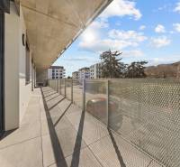 A Skalická úti 4 szobás lakás erkélye Pozsony-Újvárosban, kilátással a természetre.