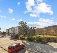 Parkoló és lakóépületek a Pozsonyi Skalická úton - Újvárosban.