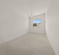 Üres szoba ablakkal, egyszerű falak, egy 4 szobás lakás része.