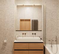 Fürdőszoba egy 4 szobás lakásban, fa dekorációs szekrénnyel és káddal.