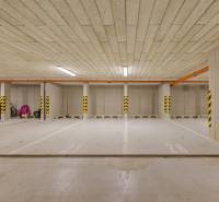 Föld alatti parkolóhelyek színesen jelölt oszlopokkal.