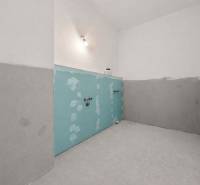 Felújított szoba egy 4 szobás lakásban, előkészítéssel a telepítésekhez.