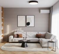 4 szobás lakás belső tere kanapéval, dohányzóasztallal és fa dekorációjú padlóval.