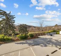 Parkoló a négy szobás lakásnál a Skalická úton, Pozsony - Újváros.