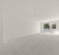 Tágas szoba egy 4 szobás lakásban nagy francia ablakkal és fehér falakkal.