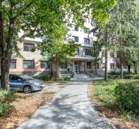 Az épület zöldövezettel körülvéve a Tomášikova utcán, Kassa - Észak városrész, irodák.