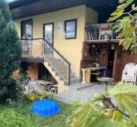 Kétszintes ház Kassán, Felső-Opátske városrészben, természeti környezetben.