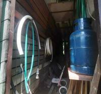 Tárolóhely a háznál tömlőkkel, gázpalackkal és különféle szerszámokkal Kassán.