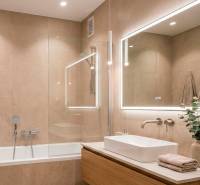 Fürdőszoba egy kétszobás lakásban káddal, tükörrel és világos csempékkel.