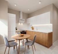 Konyha egy kétszobás lakásban fa dekor padlóval és modern készülékekkel.