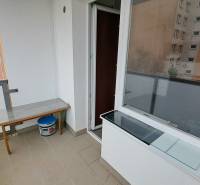 Az egyszobás lakás erkélye Rózsahegyen a Za dráhou utcában, kilátással a panelházakra.