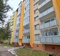 Többszintes panelház az Za dráhou utcában, Rózsahegyen, üvegezett erkélyekkel.