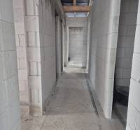 Betonfalak az épület belsejében egy családi házban építőanyaggal.